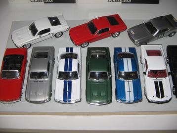 lot van 10 mustang's in plexiebox op 1/43 beschikbaar voor biedingen