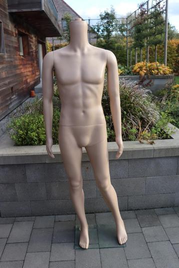 Etalagepop beschikbaar voor biedingen