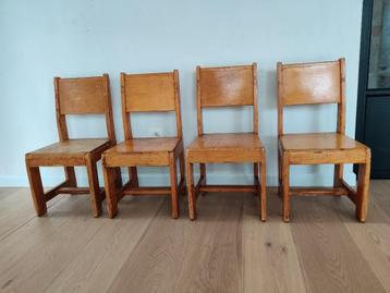 Vintage kinderstoelen 4 stuks beschikbaar voor biedingen