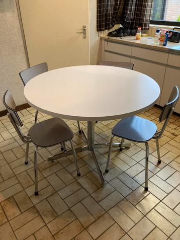 Ronde  keukentafel met vier stoelen beschikbaar voor biedingen
