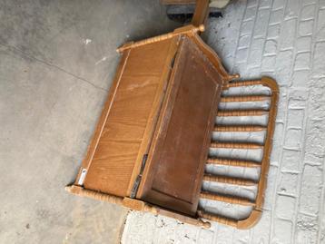 Houten bank op opbergruimte  beschikbaar voor biedingen