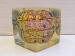 Vintage miniatuur wereldbol, bureau kubus presse-papier, Ophalen of Verzenden