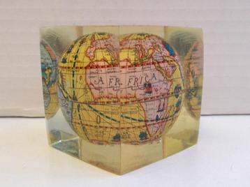 Vintage miniatuur wereldbol, bureau kubus presse-papier beschikbaar voor biedingen