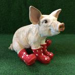 Varken zittend met rode laarzen, Ophalen of Verzenden, Nieuw, Kunststof, Dierenbeeld