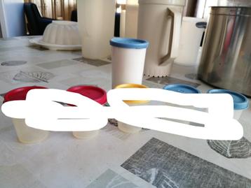 tuperware kleine potje voor bv olie of sausje beschikbaar voor biedingen