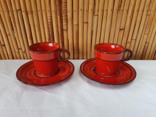Vintage 1960 rood geglazuurde keramische kopjes en schotels, Huis en Inrichting, Keuken | Servies, Gebruikt, Kop(pen) en/of Schotel(s)