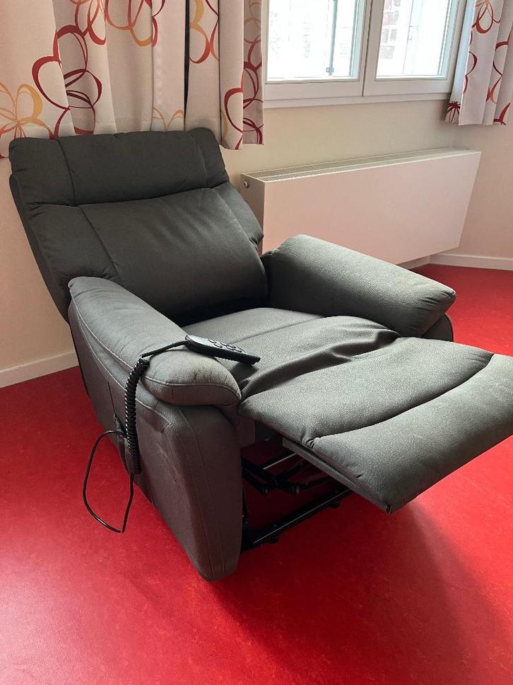 Liftstoel, Huis en Inrichting, Fauteuils, Zo goed als nieuw, Kunststof, 75 tot 100 cm, 75 tot 100 cm, Ophalen
