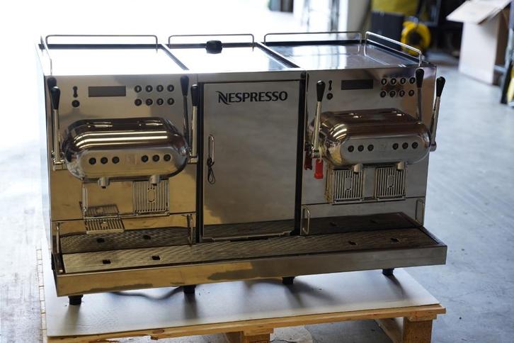 Nespresso Pro koffiemachine Aguila 220, Elektronische apparatuur, Koffiezetapparaten, Gebruikt, Koffiepads en cups, Combi, 4 tot 10 kopjes