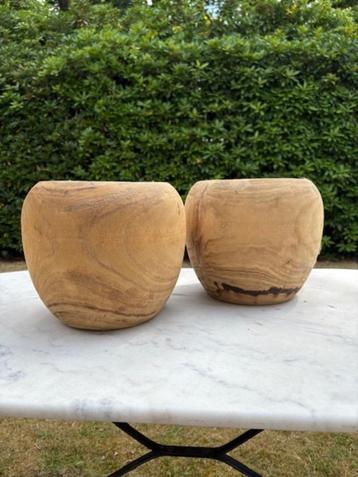 Houten bloempotten beschikbaar voor biedingen