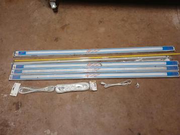 4 armaturen T5 met extra doorluskabels 4*35W + beugels beschikbaar voor biedingen