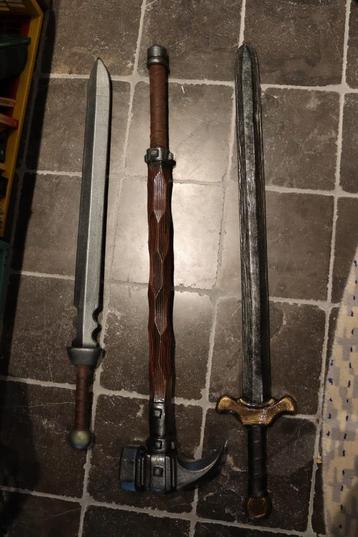 Larp wapens en accessoires beschikbaar voor biedingen
