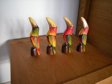 Quatre Toucans en bois de balsa d'Equateur.