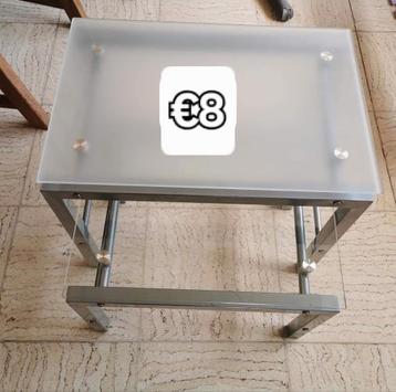 Glazen bijzettafel beschikbaar voor biedingen