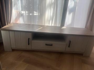 Tv-kast te koop beschikbaar voor biedingen