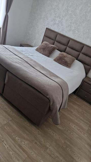 Taupe kleurige boxspring (incl. Nachtkastjes)  beschikbaar voor biedingen