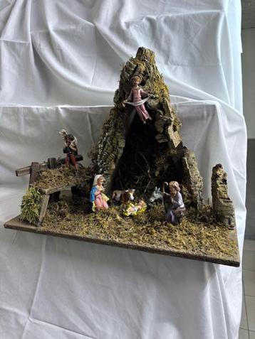 Kerststal van boomschors, met vaste beeldjes beschikbaar voor biedingen