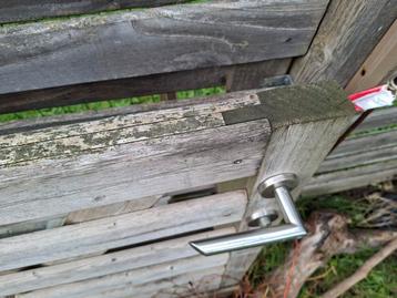 Houten tuinpoortje met cilinderslot beschikbaar voor biedingen