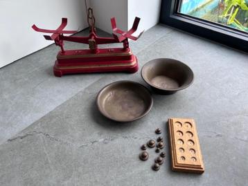 Antiek  speelgoedweegschaal beschikbaar voor biedingen