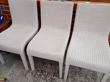 Ik heb hier stoelen 3 stoelen desnoods nog 4 zie omschrijvin beschikbaar voor biedingen