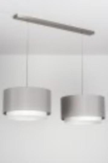 Une lampe suspendue ou un lustre double en tissu beige/sable disponible aux enchères