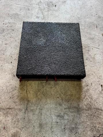 Rubberen tegels ca 50x50x9 speeltoestel paddock ed ruim 60m2 beschikbaar voor biedingen