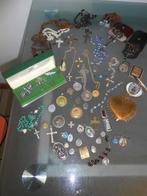 Lot d anciennes médailles et chapelets religieux, Antiquités & Art, Enlèvement ou Envoi