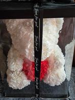 Superbe cadeau, ours orné d'un cœur rouge et de roses blanch, Enlèvement