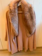 Roze gebreide poncho met pelsen kraag one size, Kleding | Dames, Jassen | Winter, Ophalen of Verzenden, Nieuw