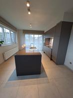 Moderne taupe maatkeuken met kookeiland, Huis en Inrichting, Keuken | Complete keukens, Ophalen, Gebruikt, Overige kleuren, Enkelwandige keuken