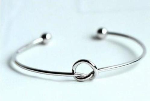 Oneindigheidsknoop in open armband van zilver, Handtassen en Accessoires, Armbanden, Nieuw, Zilver, Zilver, Ophalen of Verzenden