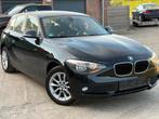 BMW 1 SERIE ✅116iA AUTOMAAT CARPLAY BENZINE GARANTIE 1 JAAR, Auto's, BMW, 4 cilinders, Zwart, 5 deurs, 100 kW