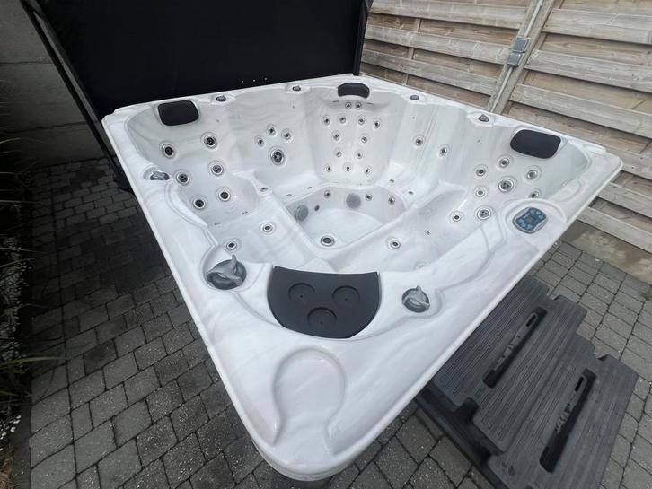 Zeer nette jacuzzi voor 5 personen balboa systeem, Tuin en Terras, Bubbelbaden en Hottubs, Gebruikt, Vast, Afdekzeil, Filter, Pomp