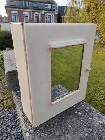 Armoire en bois, toilette, pharmacie, patinée écru.  disponible aux enchères