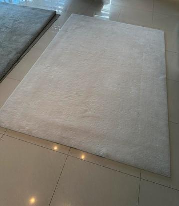 Grand Tapis en Fausse Fourrure Douce beschikbaar voor biedingen