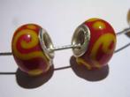 Glas bedel: rood met gele krul, Handtassen en Accessoires, Bedels, Ophalen of Verzenden, Nieuw, Glas of Kristal, Overige merken