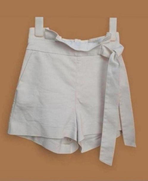 ✨️STRADIVARIUS Wit Kort Broekje  - Maat 34 - Topstaat✨️, Kleding | Dames, Broeken en Pantalons, Zo goed als nieuw, Maat 34 (XS) of kleiner