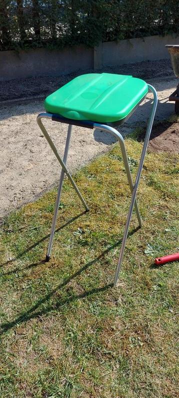 Vuilbakhouder beschikbaar voor biedingen