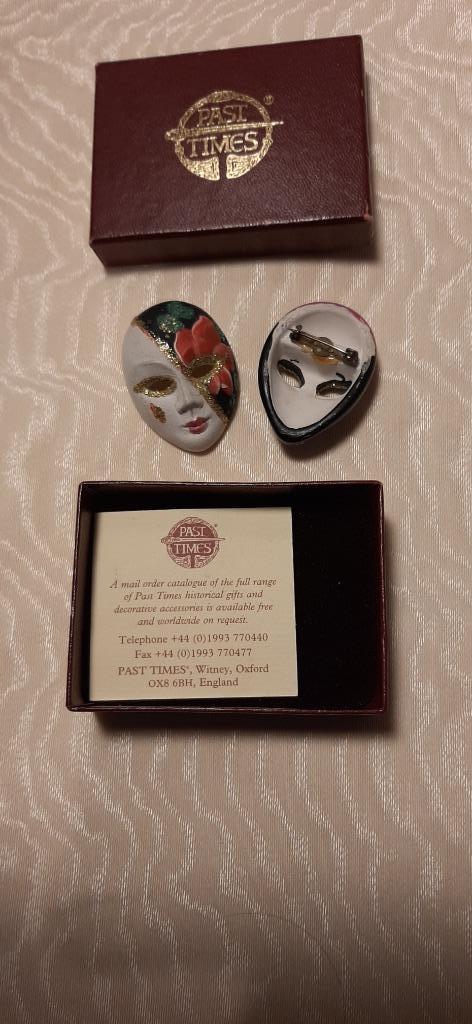 2 Broches "Past Times" Masque Carnaval, Handtassen en Accessoires, Broches, Gebruikt, Overige materialen, Minder dan 4 cm, Ophalen of Verzenden