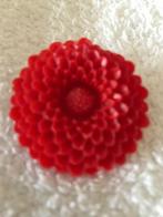 rode broche 'bloem', Comme neuf, Rouge, Enlèvement ou Envoi, 4 à 7 cm
