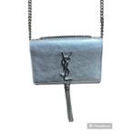 YSL Pompom Kate clutch bag Silver metallic, Handtassen en Accessoires, Tassen | Damestassen, Zo goed als nieuw, Avondtasje, Overige kleuren