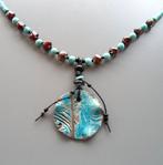 Long collier artisanal neuf en turquoises pendentif en raku, Neuf, Pierre ou Minéral, Enlèvement ou Envoi, Bleu