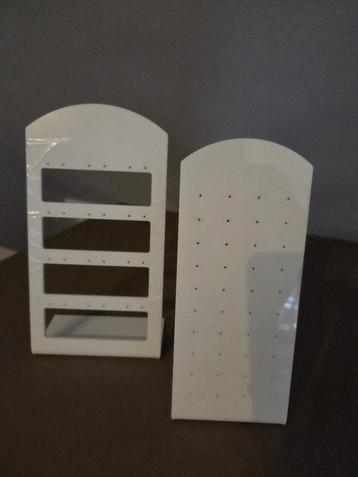 juwelen (oorbellen) staanders beschikbaar voor biedingen