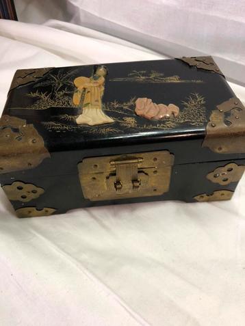 Oriëntaals lakwerk  juwelendoos met inleg beschikbaar voor biedingen