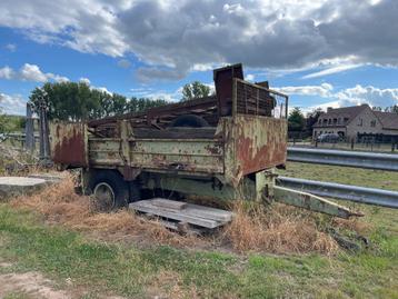 Oude kipkar met werk aan beschikbaar voor biedingen