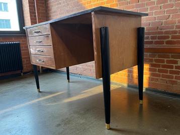 Vintage kleine houten bureau  beschikbaar voor biedingen