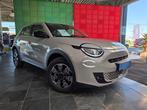 Fiat 600 HYBRID 136 HP *NAV 10,25" *CAMERA *SENSOREN 360° *, Auto's, Fiat, Zwart, Beige, Bedrijf, Parkeersensor