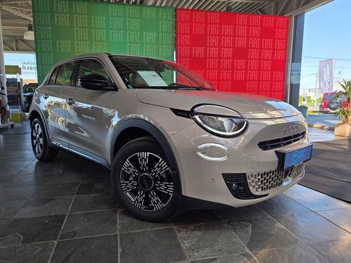 Fiat 600 HYBRID 136 HP *NAV 10,25" *CAMERA *SENSOREN 360° *, Auto's, Fiat, Bedrijf, ABS, Airbags, Airconditioning, Boordcomputer