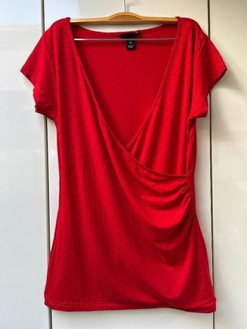 H&M rood T-shirt met zwarte stippen - Maat M beschikbaar voor biedingen