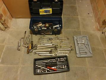 Boîte à outils avec douilles et clés