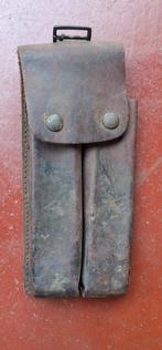 Pouch cuir, Enlèvement